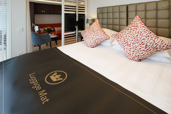 AmaWaterways AmaKristina Accommodation Suite 5.jpg